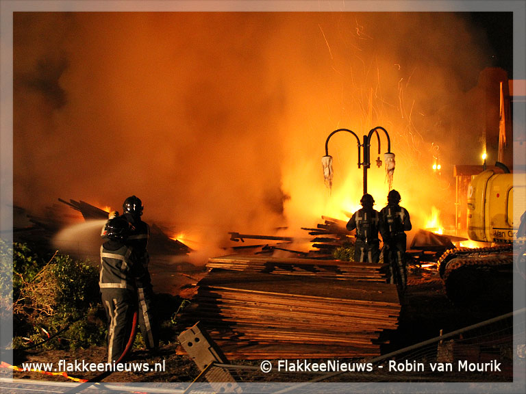 Foto behorende bij Sloopafval oude Ford garage in brand 